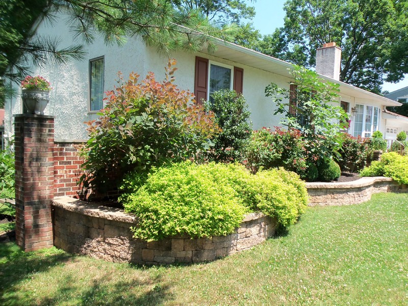 retaining wall around flower bed in front of home