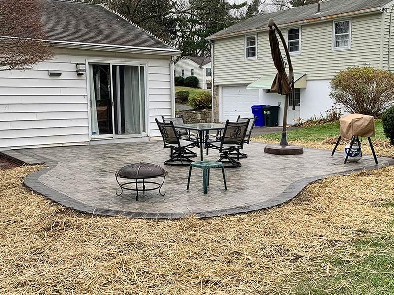 curved light grey hardscape patio outlined in dark grey